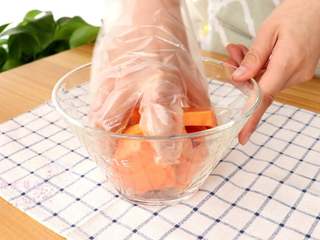 3、香烤红薯 ,抓揉均匀，使得每片红薯上都裹上油