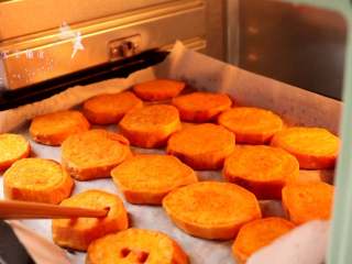 4、香烤红薯 ,红薯用筷子可以轻轻戳动即可