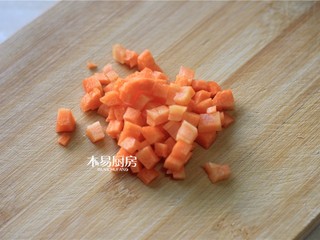 5、香菇鸡肉粥,胡萝卜切丁，备用。