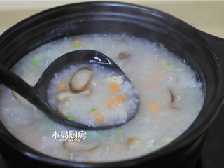 10、香菇鸡肉粥,撒入葱花、适量食盐、鸡粉、白胡椒粉。