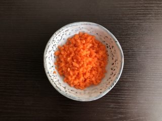 2、黄金馒头粒,胡萝卜去皮切小丁备用