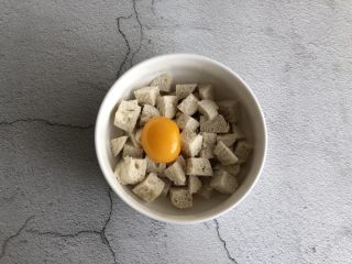 4、黄金馒头粒,蛋黄打入馒头丁中，蛋清不要