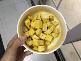 5、黄金馒头粒,充分搅拌均匀