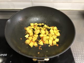 8、黄金馒头粒,倒入海苔碎翻炒均匀