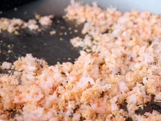 2、平底锅虾肉松,炒至虾肉大多数干的状态即可