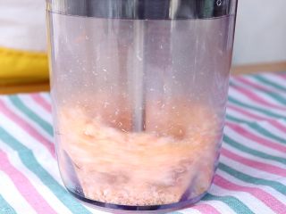 3、平底锅虾肉松,研磨杯搅打碎