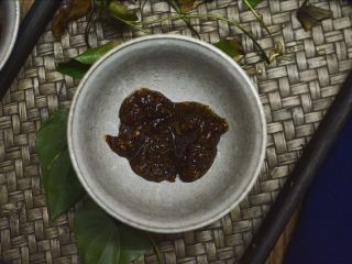 5、红豆汤圆,桂花蜜倒入小碗中备用。