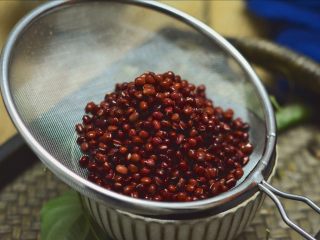 6、红豆汤圆,将泡好的红豆沥水备用。
