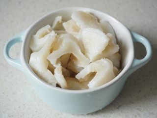 2、花胶（新西兰鳕鱼胶）炖牛奶,2、花胶提前泡好，泡发方法看前面的贴子。
