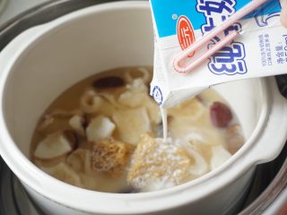 8、花胶（新西兰鳕鱼胶）炖牛奶,8、加入纯牛奶。