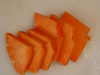 2、南瓜奶油浓汤,南瓜洗净，去皮去瓤，切薄块，蒸熟，锅上汽后大概蒸6分钟