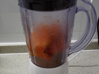 3、南瓜奶油浓汤,南瓜晾凉后，加水，料理机打成蓉。如果有料理棒，可以不用晾凉。这种料理机是不适合料理高温食品的