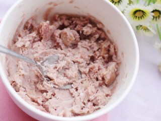 3、香甜软糯的芋泥肉松酥,捣成泥。