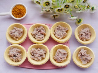 5、香甜软糯的芋泥肉松酥,将拌好的芋泥放入蛋挞中。