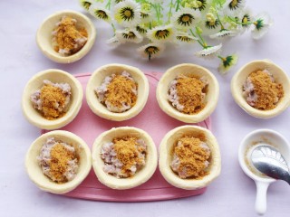 6、香甜软糯的芋泥肉松酥,上面铺一层肉松。