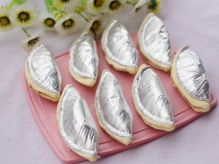 7、香甜软糯的芋泥肉松酥,然后像包饺子一样将两边捏合。