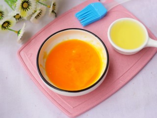 10、香甜软糯的芋泥肉松酥,打散备用。