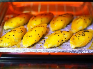 13、香甜软糯的芋泥肉松酥,入烤箱再烤5分钟。