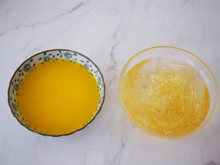 2、寿星公芒果慕斯蛋糕(十寸),黄油隔水融化,吉利丁片用冷水泡软备用