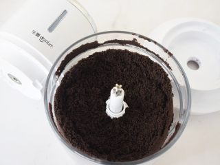 3、寿星公芒果慕斯蛋糕(十寸),奥利奥饼干碎用东菱无线绞肉机打成末