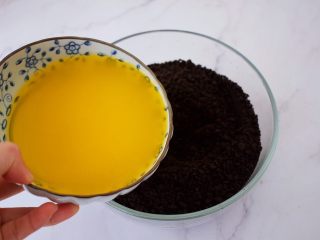 4、寿星公芒果慕斯蛋糕(十寸),加入融化的黄油