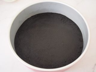 6、寿星公芒果慕斯蛋糕(十寸),再倒入十寸的活底模具中,压实放入冰箱冷藏备用