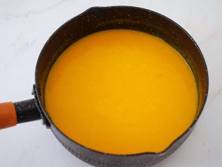 9、寿星公芒果慕斯蛋糕(十寸),放到炉上小火加热至吉利丁片融化,关火晾凉