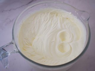 12、寿星公芒果慕斯蛋糕(十寸),淡奶油加入白糖,用电动打蛋器打发至明显有纹路,还能流动的状态