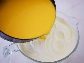 13、寿星公芒果慕斯蛋糕(十寸),把芒果酸奶加入淡奶油中