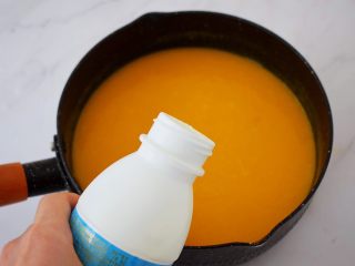 10、寿星公芒果慕斯蛋糕(十寸),把酸奶加入到晾凉的芒果泥中