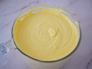 14、寿星公芒果慕斯蛋糕(十寸),翻拌均匀,这样就成了慕斯糊了