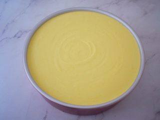 15、寿星公芒果慕斯蛋糕(十寸),再把拌匀的慕斯糊倒入模具中,盖上保鲜膜,放入冰箱冷藏一夜