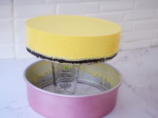 17、寿星公芒果慕斯蛋糕(十寸),模具会慢慢的往下脱落,底部用锯齿刀轻轻一划就脱模了