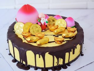 20、寿星公芒果慕斯蛋糕(十寸),然后摆上寿桃、寿星公、金币巧克力、花生巧克力、金元宝巧克力即可
