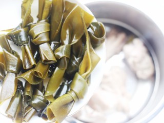 8、玉米海带筒骨汤,加入海带。