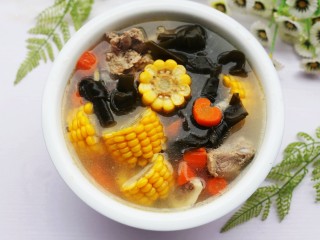 11、玉米海带筒骨汤,出锅前加一勺盐，清清淡淡，营养美味的海带筒子骨汤就炖好了。