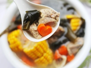 14、玉米海带筒骨汤,一大碗不够喝。