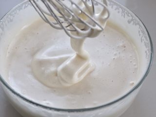 3、万圣节蜘蛛杯子蛋糕,用电动打蛋器高速打发，直到蛋液颜色变白、体积膨大，提起打蛋器滴落的蛋液纹理不容易消失为止