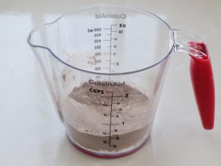 4、万圣节蜘蛛杯子蛋糕,将低筋面粉和可可粉放入量杯中混合均匀，另外将烤箱调至上下火170度，开始预热
