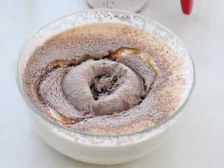 5、万圣节蜘蛛杯子蛋糕,把低筋面粉和可可粉筛入打发的蛋液中，再倒入黄油液