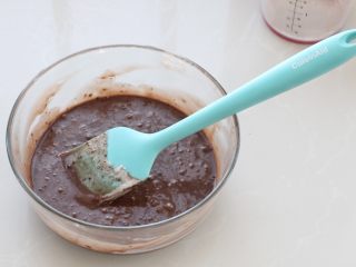 6、万圣节蜘蛛杯子蛋糕,用刮刀翻拌均匀至无干粉状态，切记不可过度搅拌，以免蛋液消泡，蛋糕口感不松软