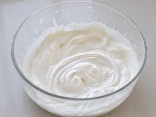 8、万圣节蜘蛛杯子蛋糕,淡奶油加入糖粉，用电动打蛋器中速打至可以裱花的纹理状态，放进冰箱冷藏待用