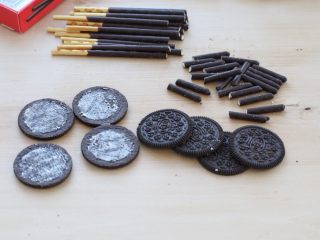 9、万圣节蜘蛛杯子蛋糕,奥利奥饼干刮去夹心部分，百奇巧克力棒切成2-3厘米长度的小段