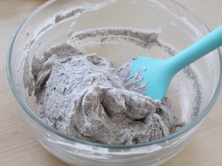 10、万圣节蜘蛛杯子蛋糕,再将20克奥利奥饼干用料理机打成粉末状，放到淡奶油中拌匀