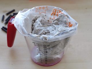 11、万圣节蜘蛛杯子蛋糕,裱花袋前端剪口，装上八齿中号的裱花嘴，然后将裱花袋套在量杯上，放入淡奶油