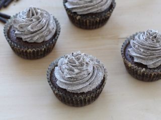 14、万圣节蜘蛛杯子蛋糕,在纸杯蛋糕上螺旋状挤出奶油，最后收尾时稍微提一下