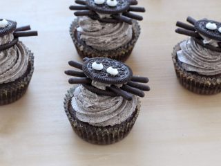 15、万圣节蜘蛛杯子蛋糕,然后将做好的蜘蛛放到奶油上，稍微倾斜一些，看着自然