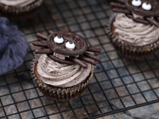 16、万圣节蜘蛛杯子蛋糕,一款又萌又美味的万圣节蜘蛛纸杯蛋糕就完成了！孩子喜欢的不得了，只是看着不舍得吃呢！