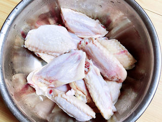 1、薯片鸡翅,准备好鸡翅。