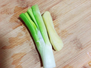 4、薯片鸡翅,准备好葱姜。